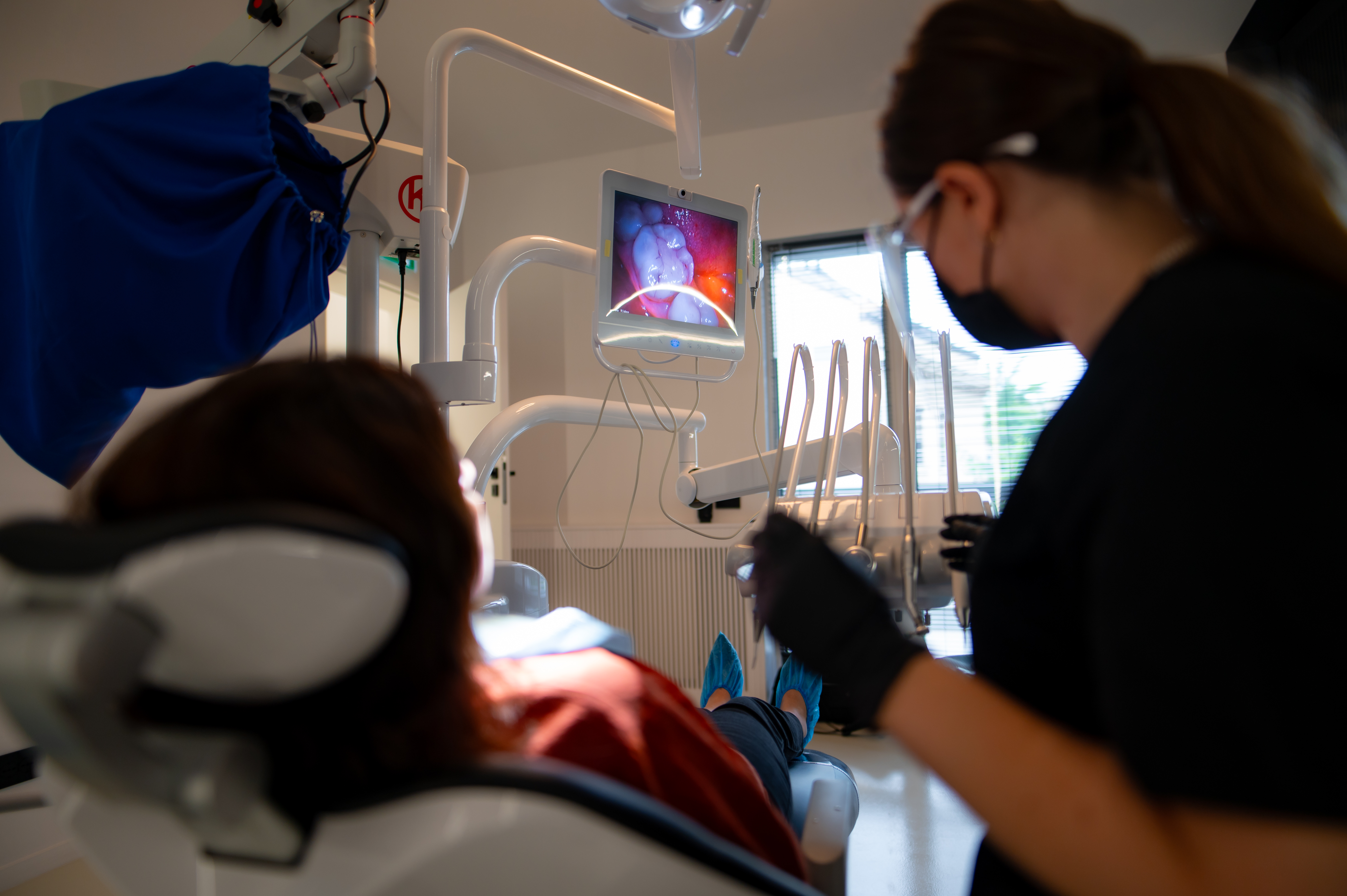 Medic stomatolog tratând un pacient la clinica Eliance Dent București