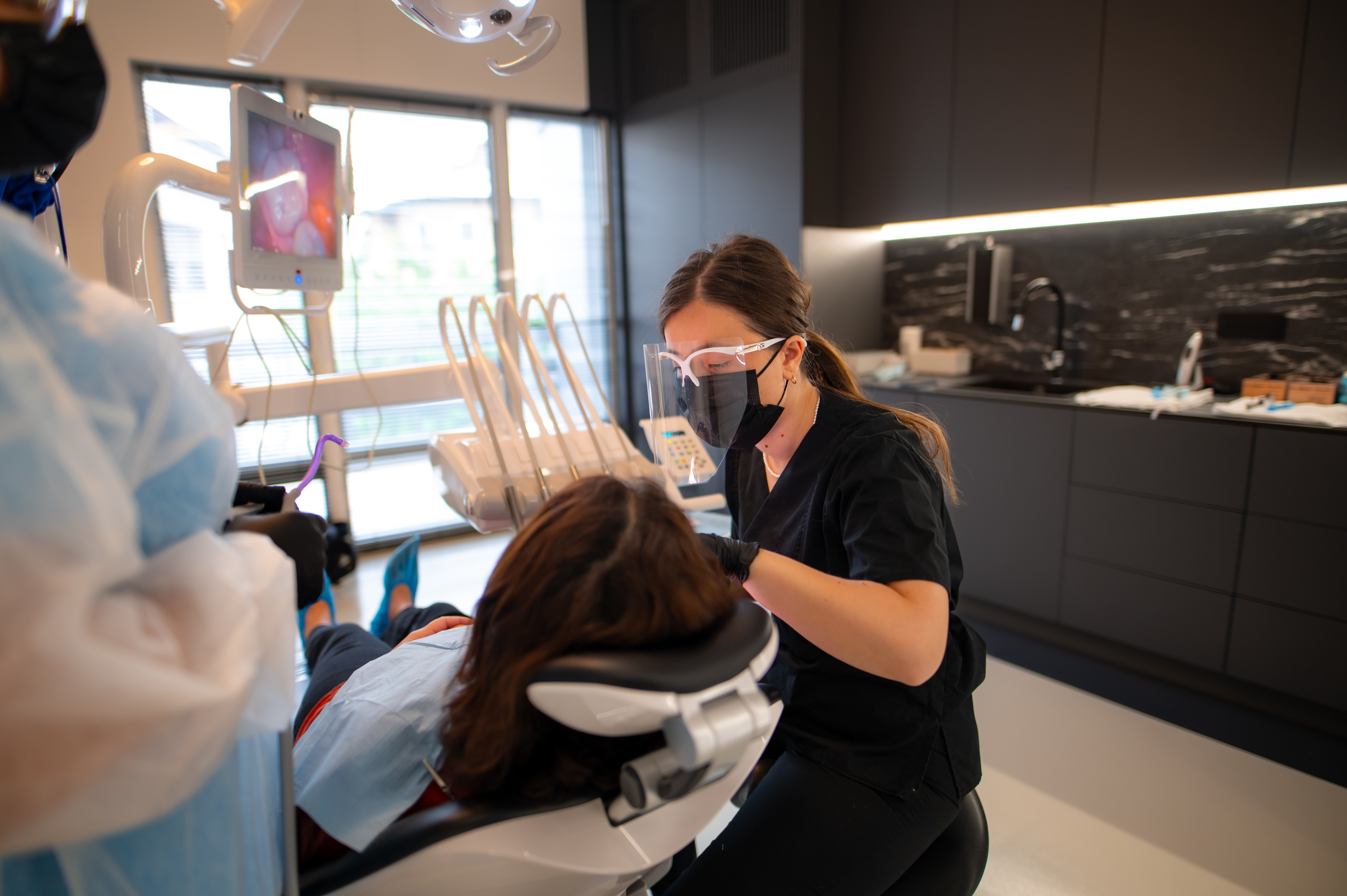 Echipa Eliance Dent în timpul unui tratament dentar