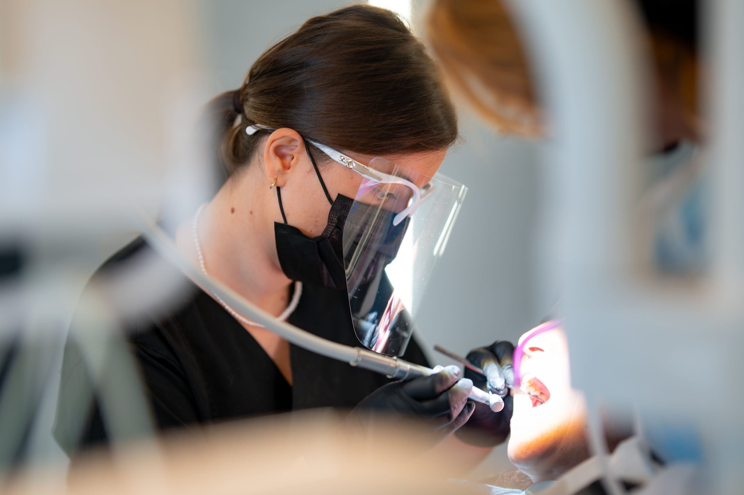 Medic dentist consultând un pacient la Eliance Dent