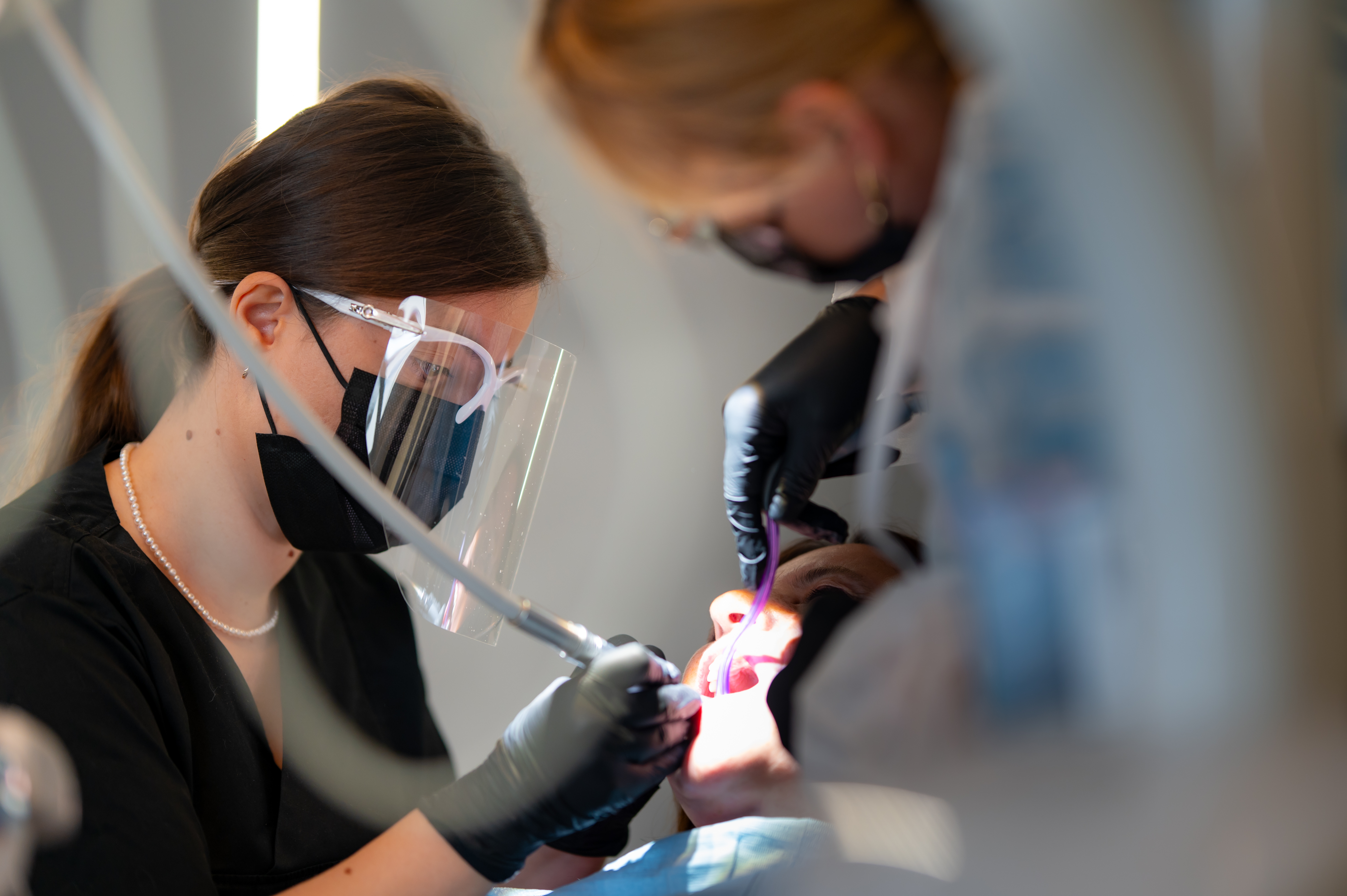 Consultație de parodontologie la clinica Eliance Dent București